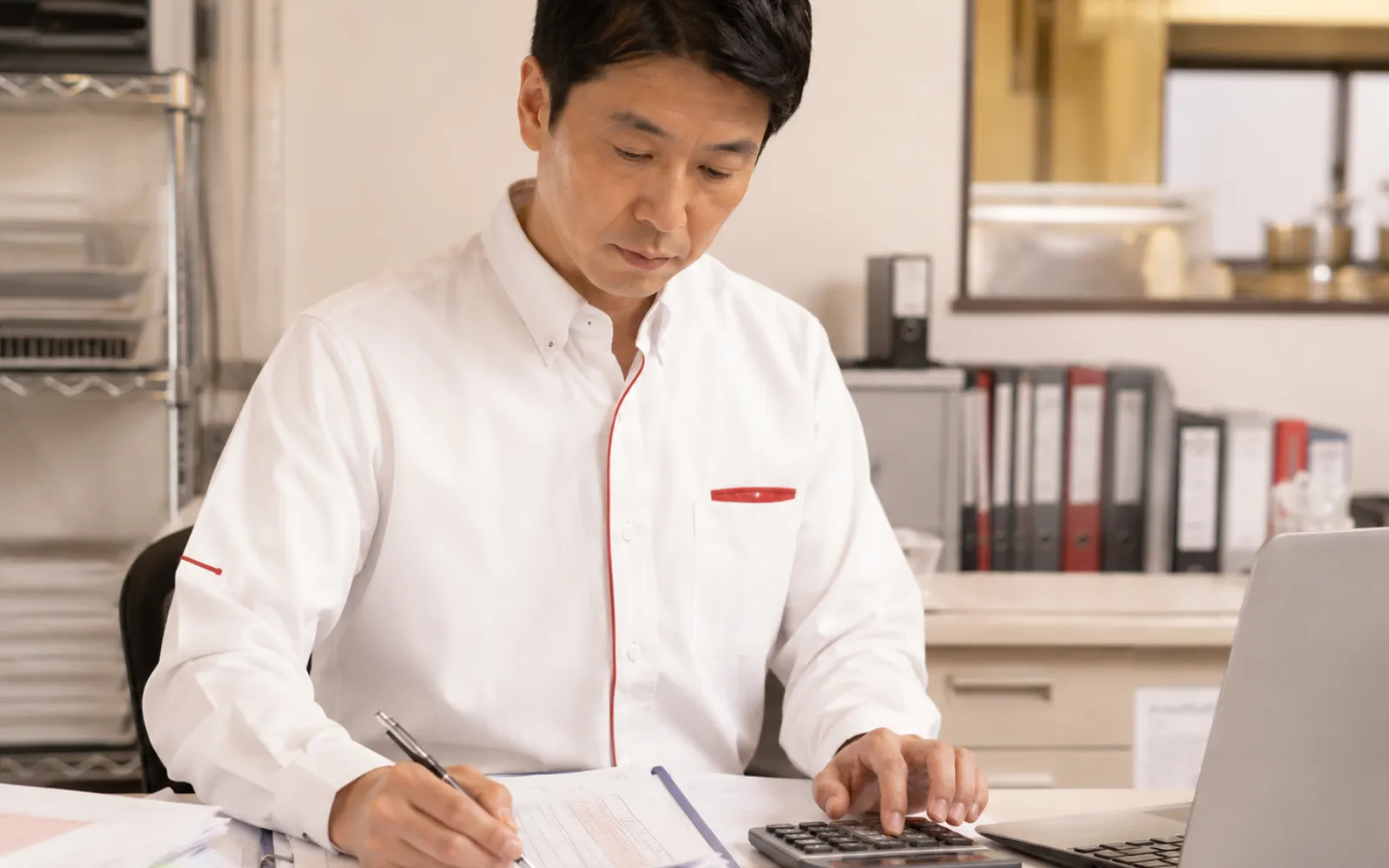 年度更新の賃金集計・計算作業をするオーナーのイメージ