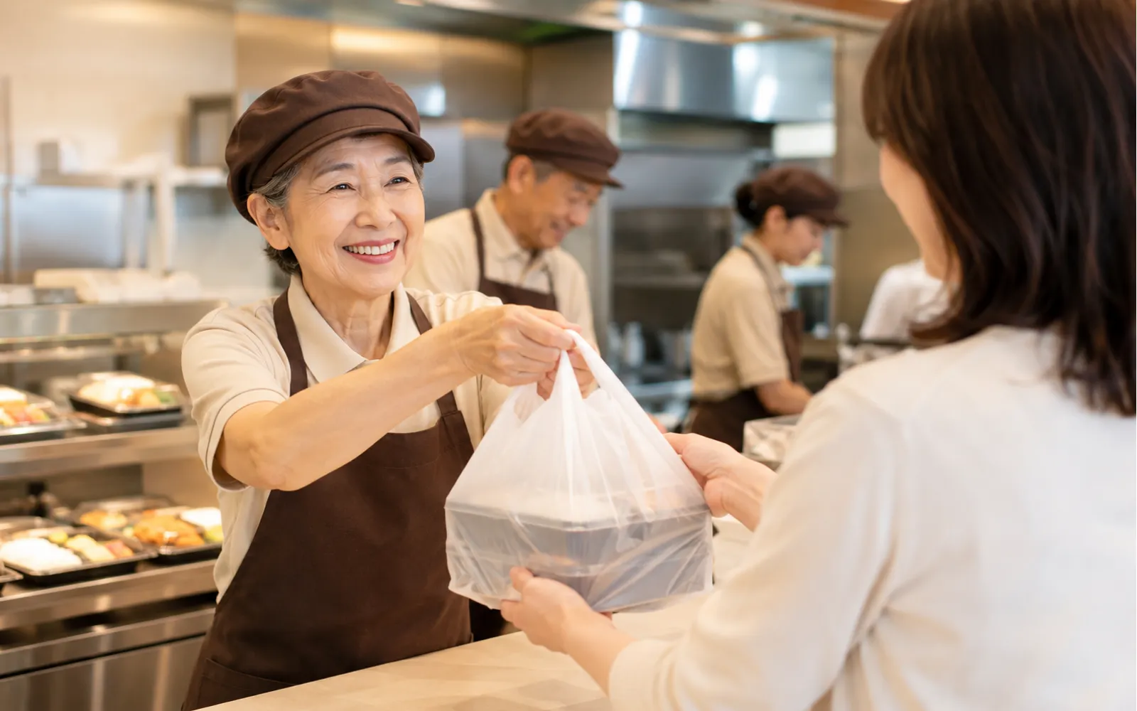 ほっともっと店舗でいきいきと働く高齢クルーのイメージ