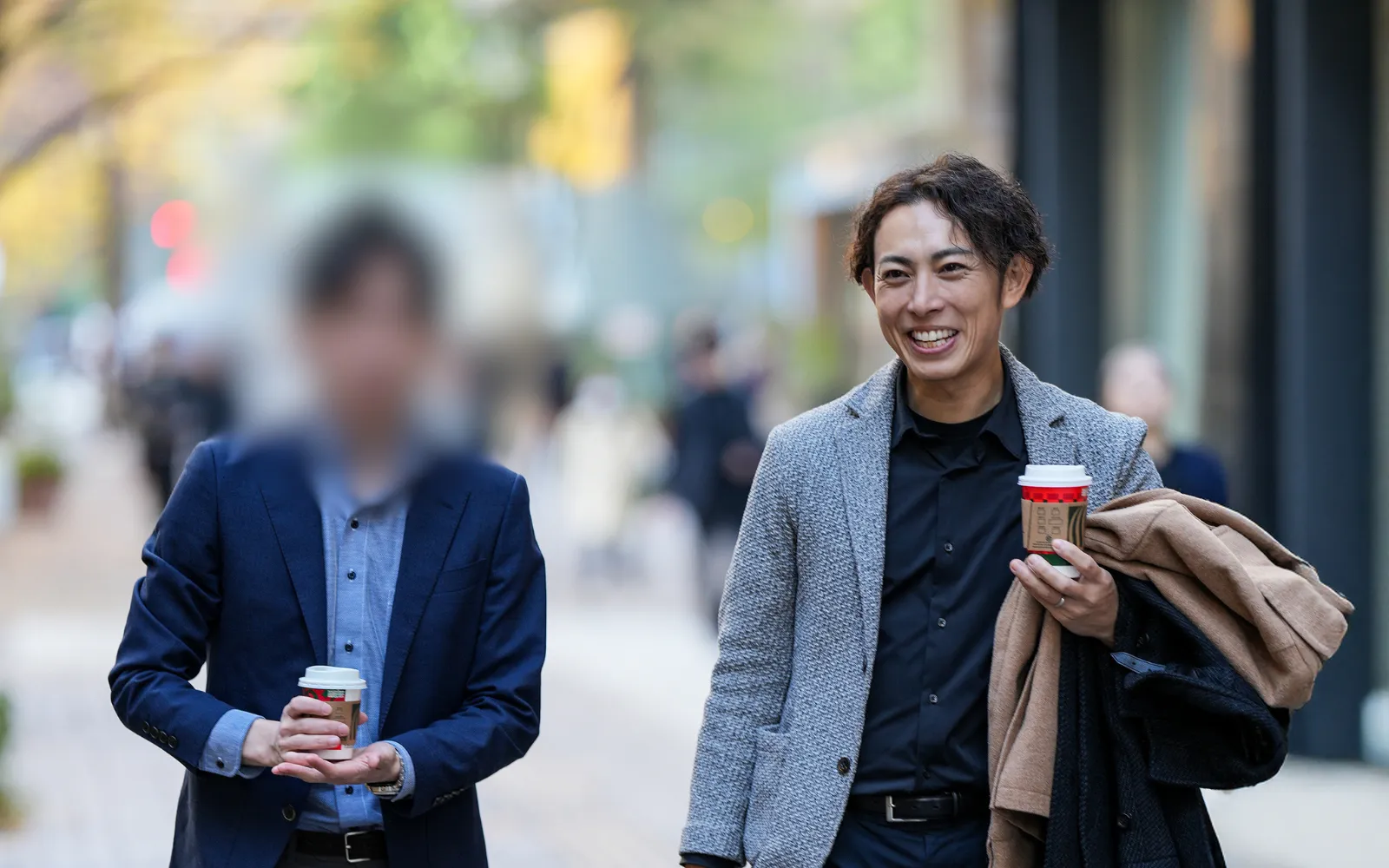 コーヒー片手に外を歩きながら会話するほっともっとオーナーのイメージ